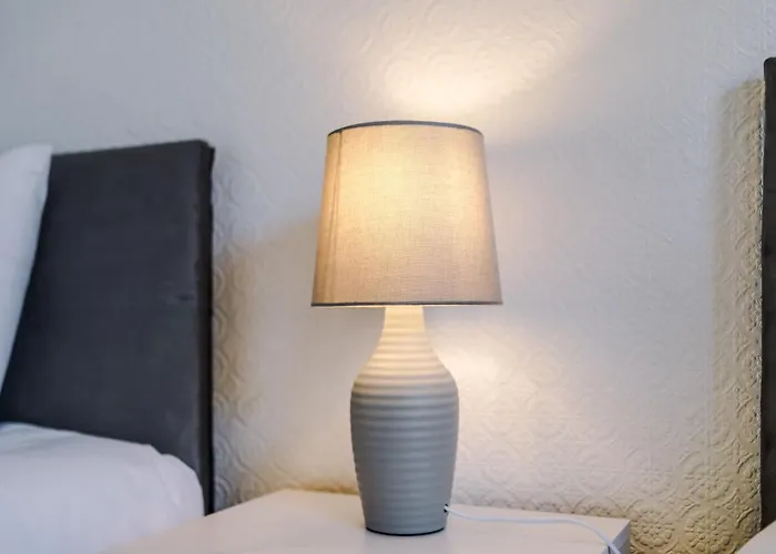 Spacious 4 Bed With Parking *