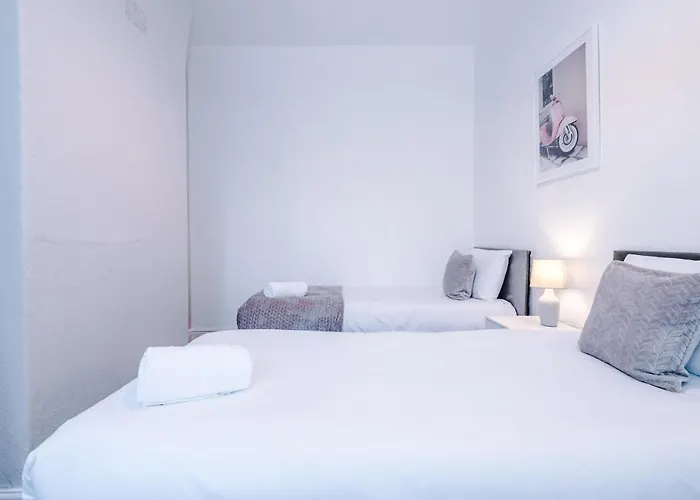 Nyaraló Spacious 4 Bed With Parking