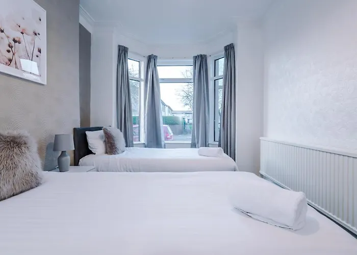 Spacious 4 Bed With Parking *