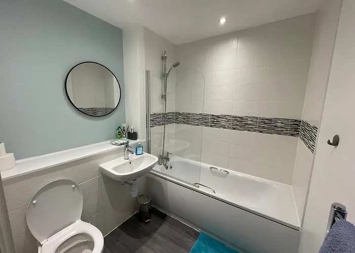 Balcony Marina With Skyline Views - Free Secure Parking Apartment