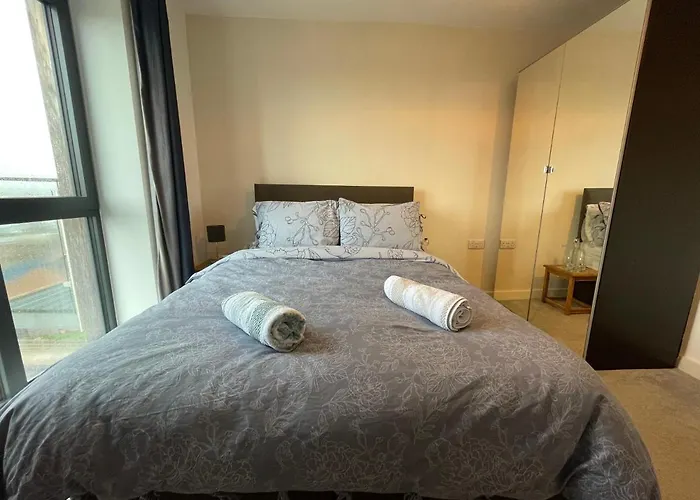 Balcony Marina With Skyline Views - Free Secure Parking Apartment *