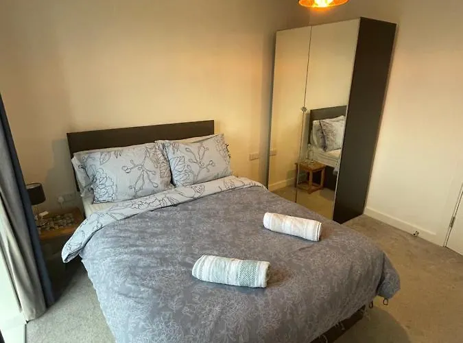 Apartment Balcony Marina With Skyline Views - Free Secure Parking *