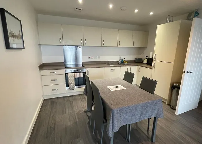 Balcony Marina With Skyline Views - Free Secure Parking Manchester