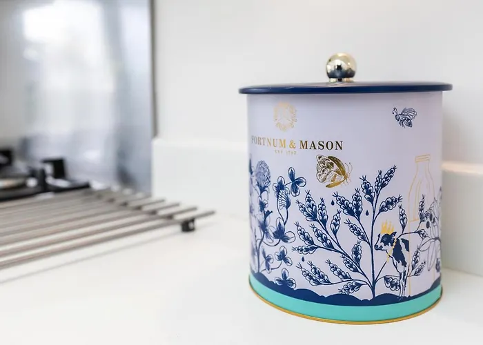 4 Bedroom, 3 Bathroom Walking Distance To Centre