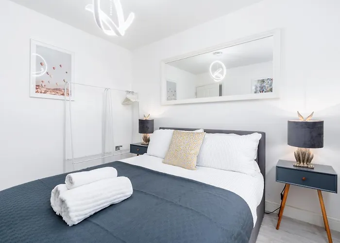 4 Bedroom, 3 Bathroom Walking Distance To Centre