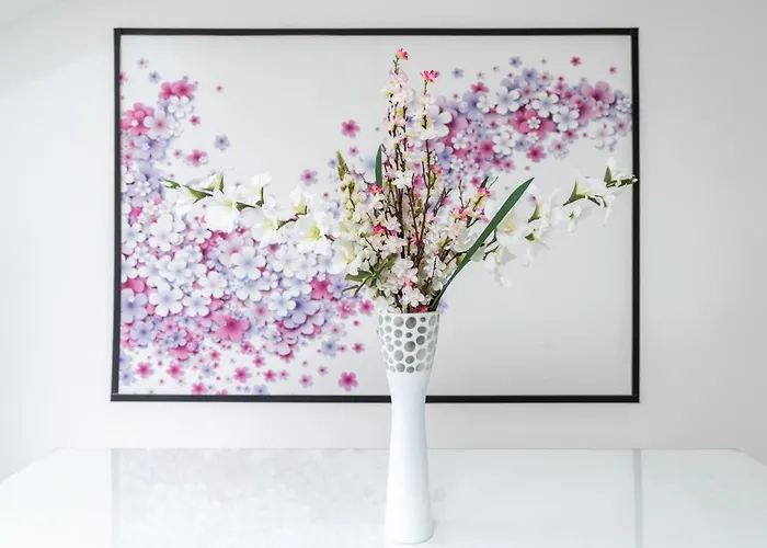 4 Bedroom, 3 Bathroom Walking Distance To Centre *