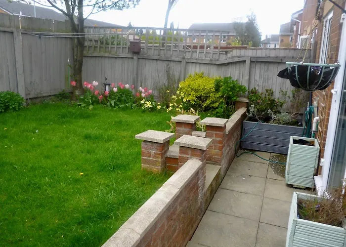 2 Bedroom House With Garden * Manchester