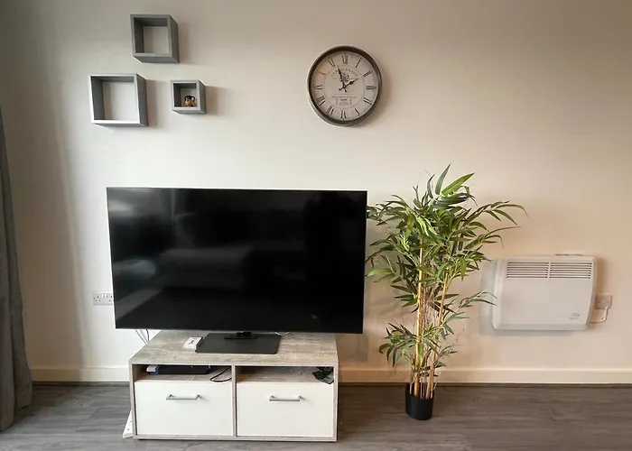 Balcony Marina With Skyline Views - Free Secure Parking *