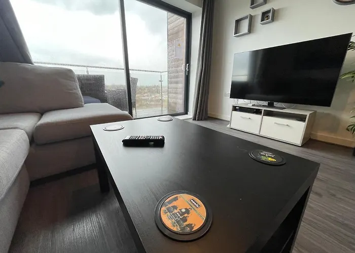 Balcony Marina With Skyline Views - Free Secure Parking Apartment