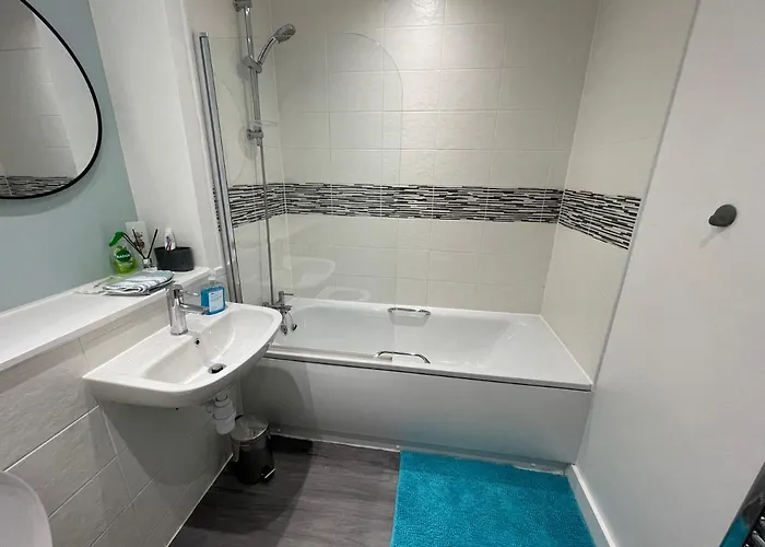 Balcony Marina With Skyline Views - Free Secure Parking