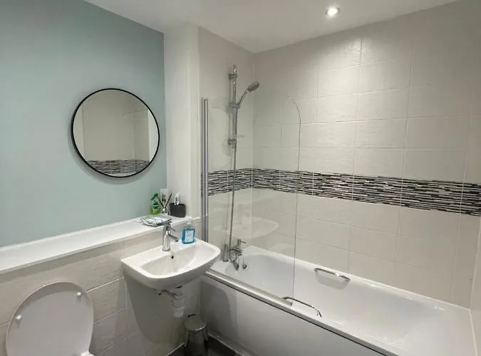 Balcony Marina With Skyline Views - Free Secure Parking