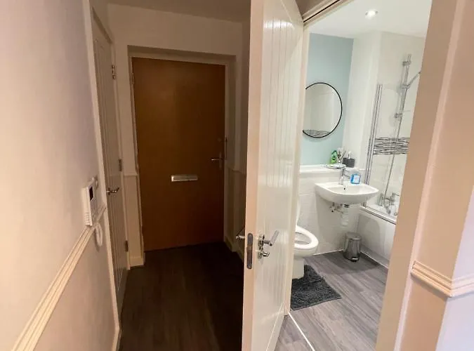 Balcony Marina With Skyline Views - Free Secure Parking *