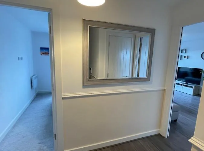 Apartment Balcony Marina With Skyline Views - Free Secure Parking *