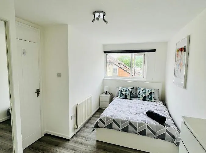 Allenby Walk Private In A 4 Bed Shared House Δωμάτια σε οικογενειακή κατοικία *