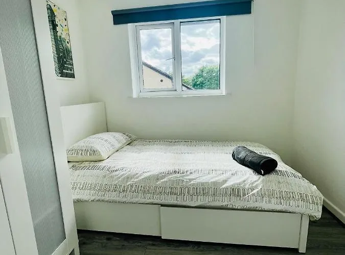 Allenby Walk Private In A 4 Bed Shared House מנצ'סטר