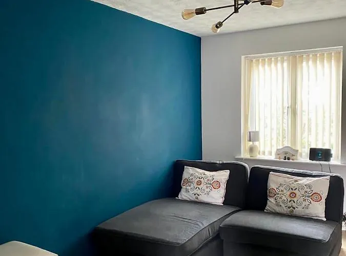 2 Bedroom House With Garden Manchester