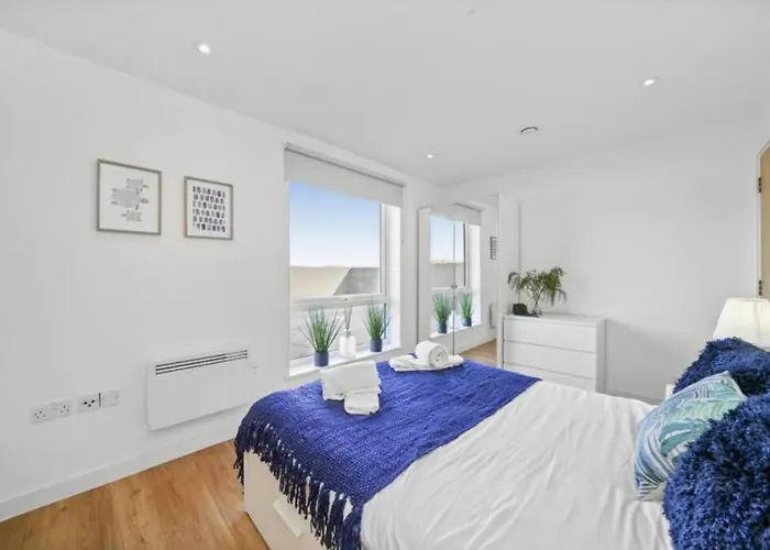 Stunning 3-bedroom Flat With Parking شقة