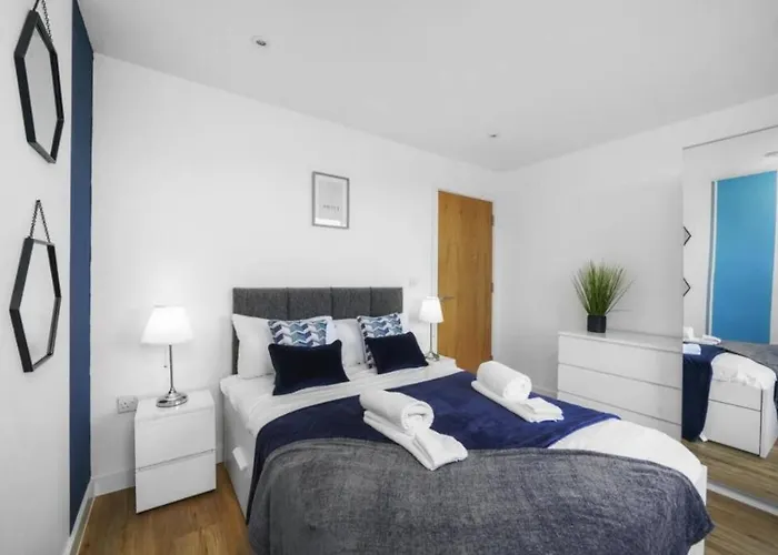 Stunning 3-bedroom Flat With Parking شقة *