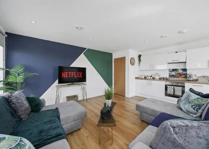 Stunning 3-bedroom Flat With Parking