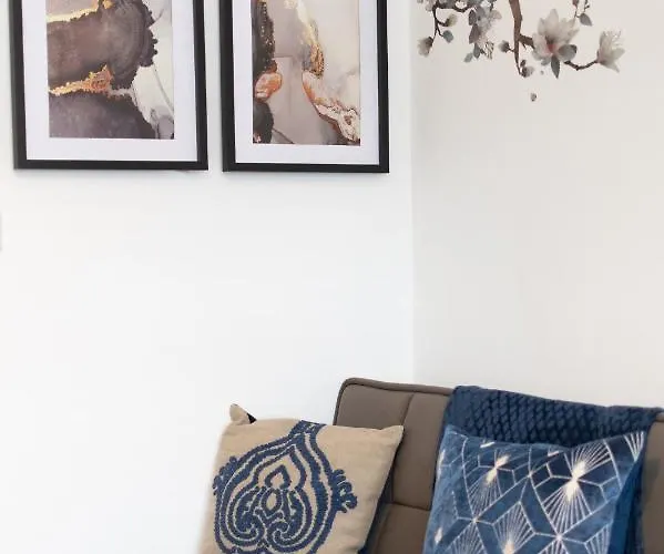 Ideal In Audenshaw Holiday home Manchester