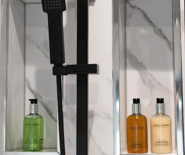 Ideal In Audenshaw Holiday home Manchester