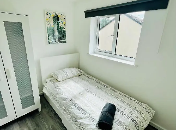 Allenby Walk Private In A 4 Bed Shared House