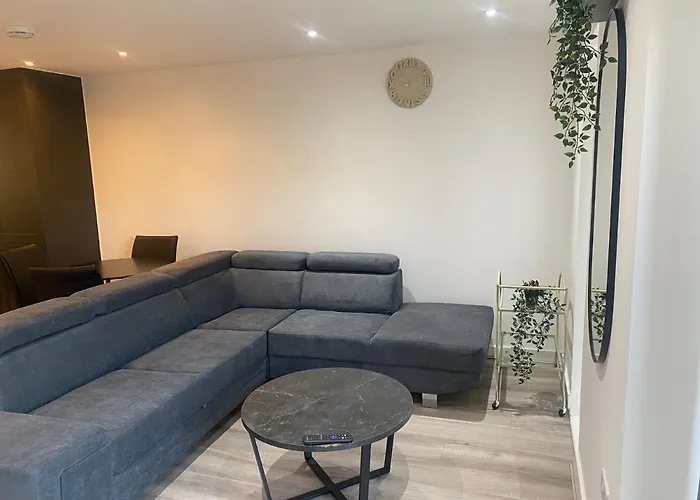 Eaglet Luxury * Manchester