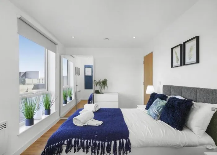 Stunning 3-bedroom Flat With Parking דירה *