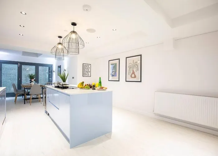 Townhouse With Roof Terrace *