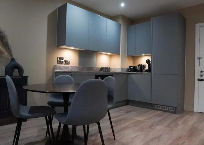 Centrally Located 2bdr Townhouse By Torr Group Short Lets & Serviced With Free Parking *