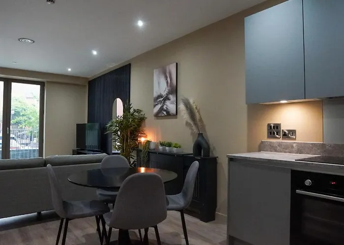 Centrally Located 2bdr Townhouse By Torr Group Short Lets & Serviced With Free Parking