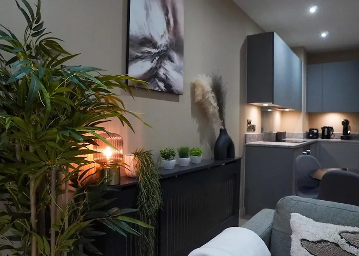 Centrally Located 2bdr Townhouse By Torr Group Short Lets & Serviced With Free Parking Appartamento *