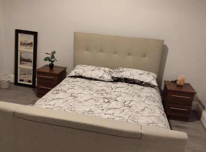 Newly Refurbished 2- Bed Stylish 아파트 *