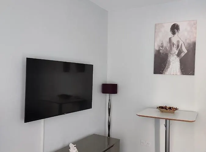 Daire Newly Refurbished 2- Bed Stylish *