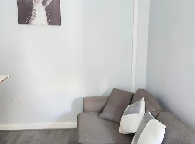 Newly Refurbished 2- Bed Stylish 아파트 *