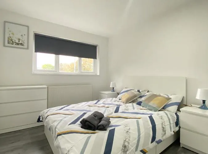 Elcot Close Private In A 4 Bed Shared House Homestay *