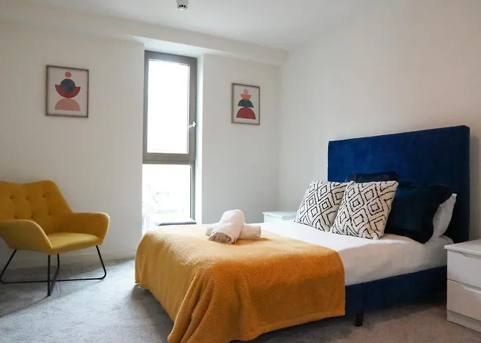 Centrally Located 2bdr Townhouse By Torr Group Short Lets & Serviced With Free Parking *