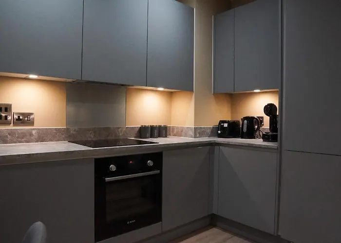 Centrally Located 2bdr Townhouse By Torr Group Short Lets & Serviced With Free Parking