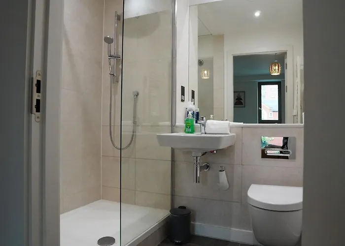 Centrally Located 2bdr Townhouse By Torr Group Short Lets & Serviced With Free Parking *