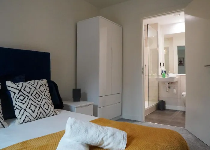 Centrally Located 2bdr Townhouse By Torr Group Short Lets & Serviced With Free Parking Daire *