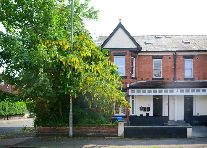 Purple Blossom, 2 Bed Apartment, Wi-fi, Near Didsbury, Free Parking 公寓