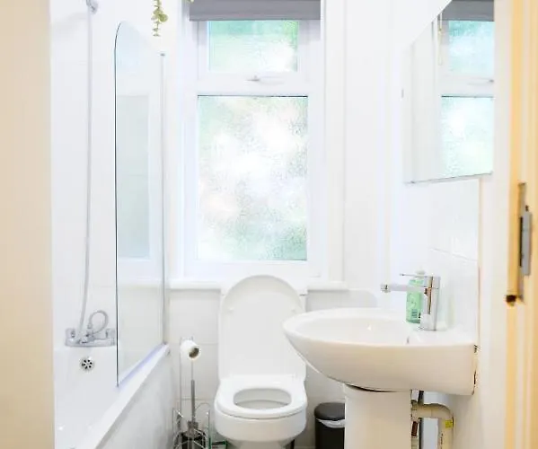 Purple Blossom, 2 Bed Apartment, Wi-fi, Near Didsbury, Free Parking 公寓