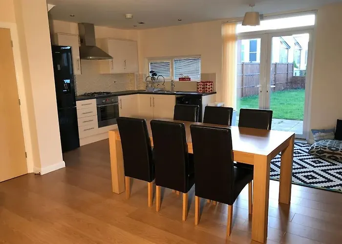 3-bedroom House - Car Parking - Air Conditioning *