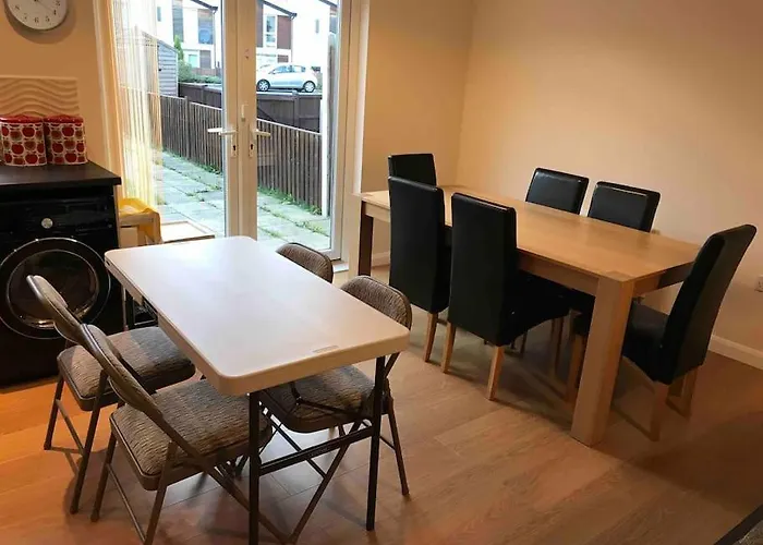 3-bedroom House - Car Parking - Air Conditioning *