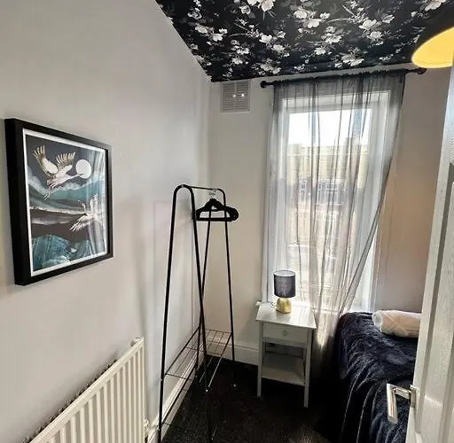 Large Five Bedroom With Parking, Sleeps 11! Casa de Férias