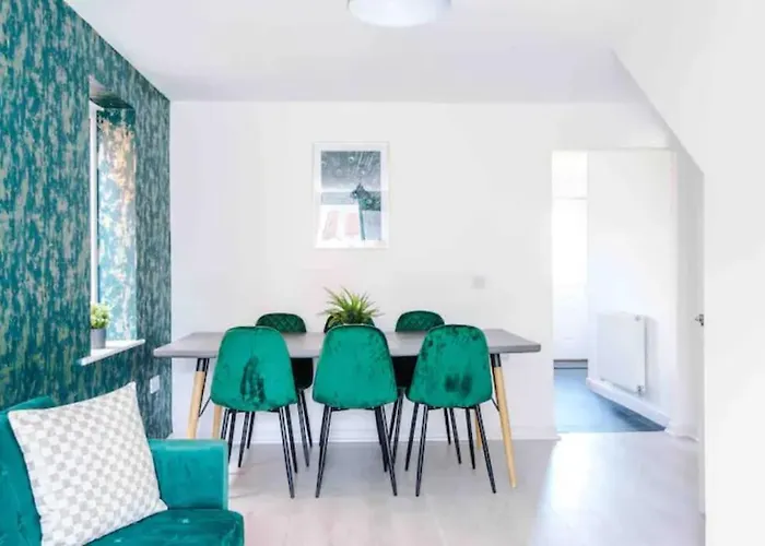 Spacious 5 Bedroom Hosted By Mcr Dens 펜션 *