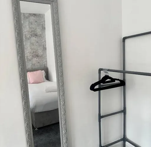 Large Five Bedroom With Parking, Sleeps 11!