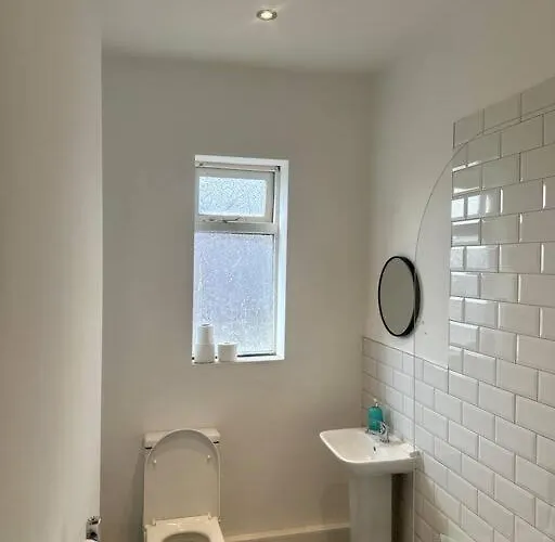 Large Five Bedroom With Parking, Sleeps 11! Dom wakacyjny