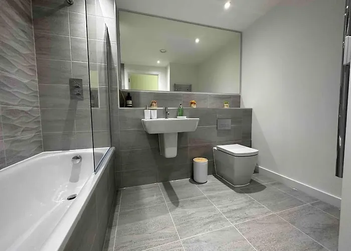 1 Bed Flat With View Of Old Trafford