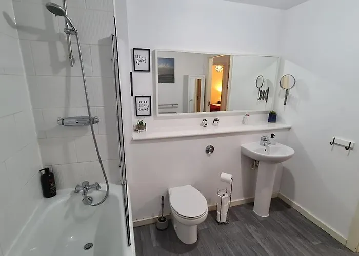 Lovely 2-bed Apt+wi-fi+parking. דירה